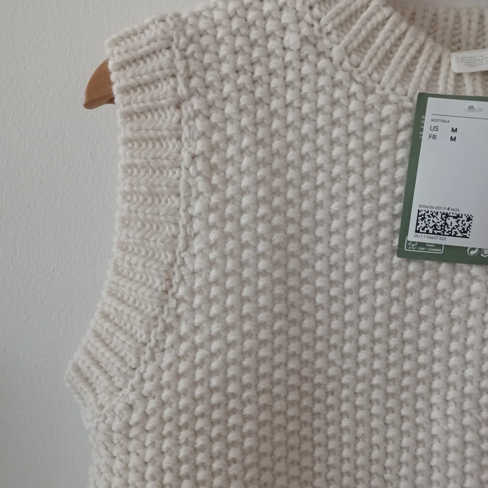 ⛔SOLD⛔🆕️ NWT H&M Knit Sweater Vest in 'White' - Picture 11 of 14